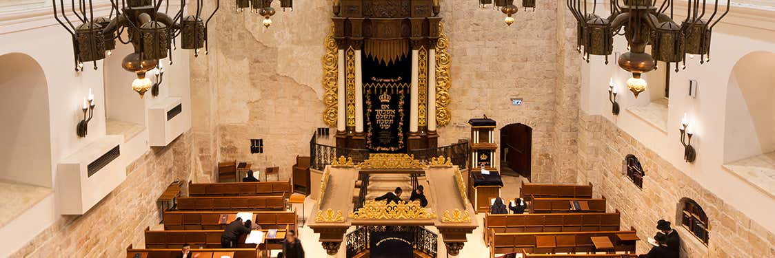 construção de sinagoga ou templo judaico com local de culto